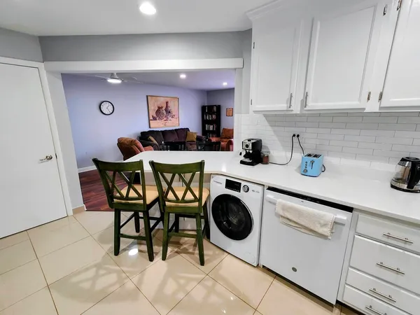 $199,900 | 1113 Holiday Lane, Unit 9, Des Plaines, IL 60016