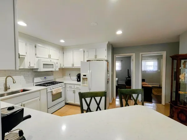 $199,900 | 1113 Holiday Lane, Unit 9, Des Plaines, IL 60016