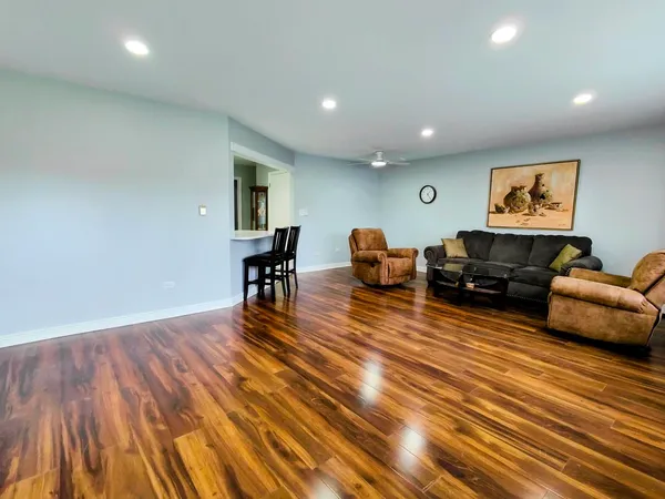 $199,900 | 1113 Holiday Lane, Unit 9, Des Plaines, IL 60016