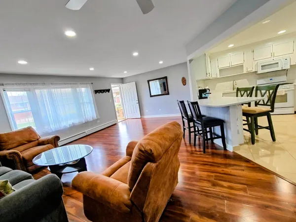 $199,900 | 1113 Holiday Lane, Unit 9, Des Plaines, IL 60016