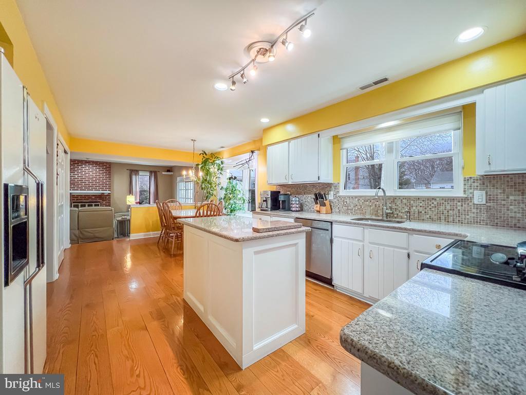 232 Aspen Road Yardley, PA 19067 - Photo 12 of 45 Eat-in Kitchen