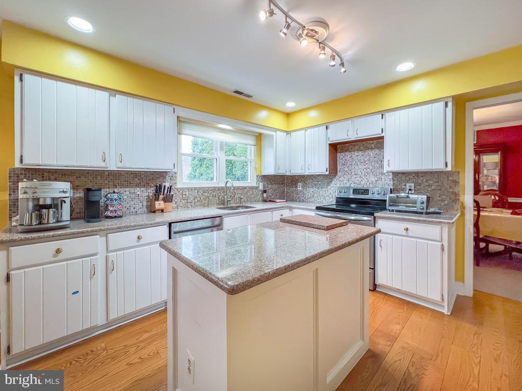 232 Aspen Road Yardley, PA 19067 - Photo 10 of 45 Kitchen w/Island