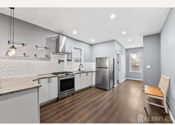 $2,300 | 487 South 17th Street, Unit 1, Newark, NJ 07103