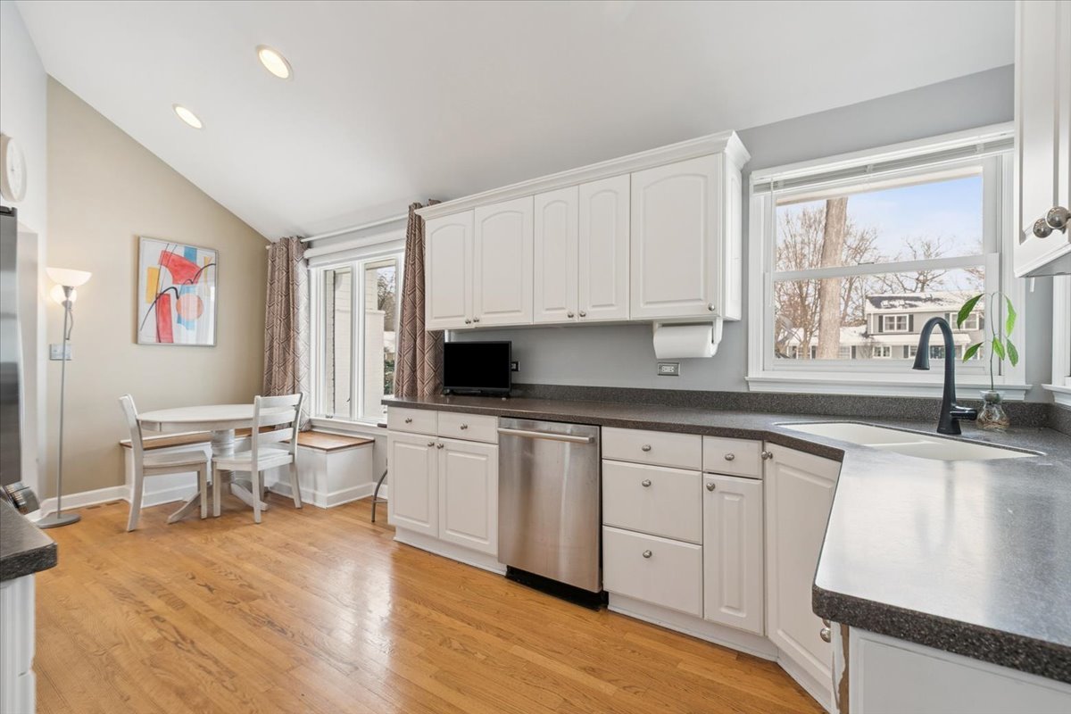 825 Highview Terrace Lake Forest, IL 60045 - Photo 5 of 32