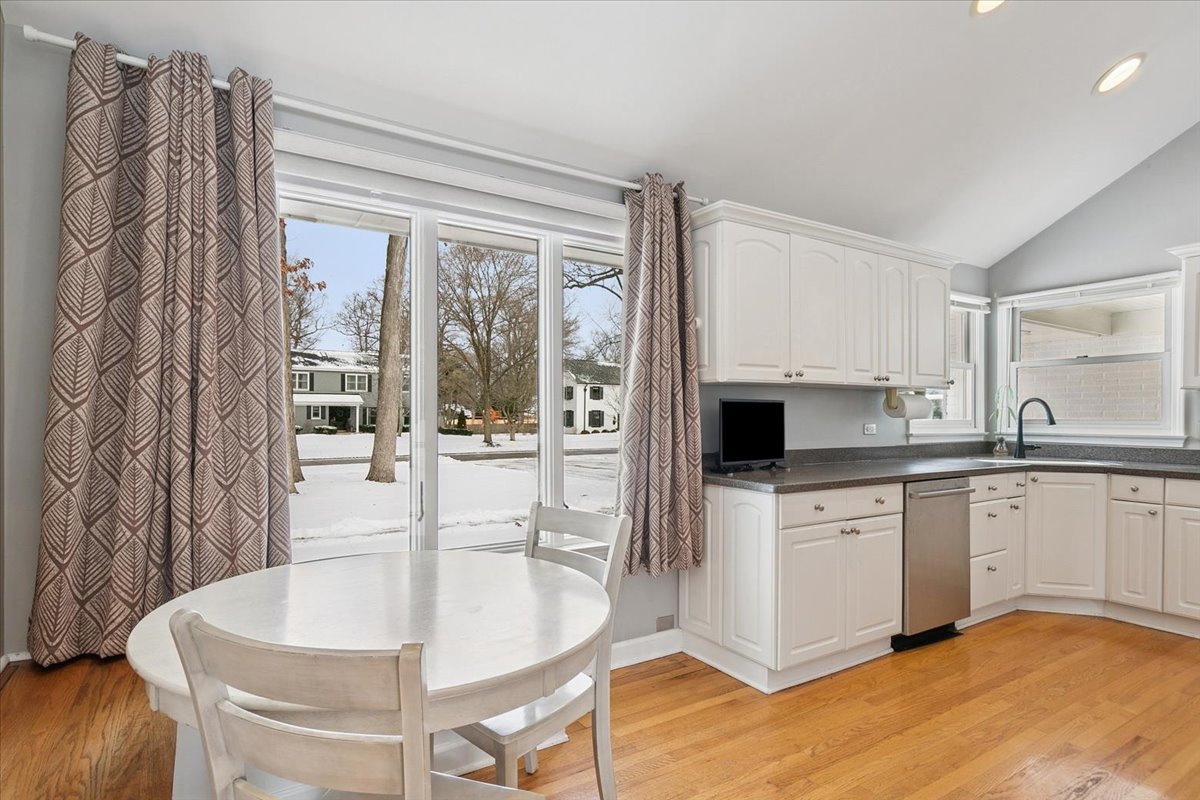 825 Highview Terrace Lake Forest, IL 60045 - Photo 7 of 32