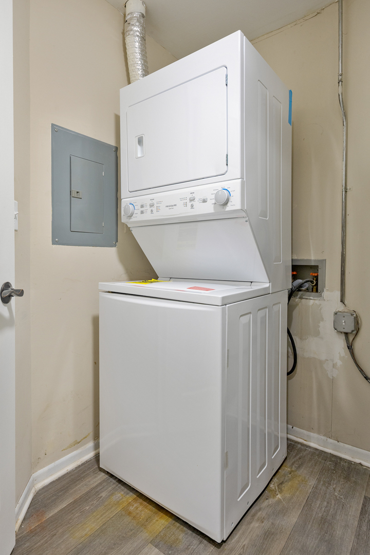 86 Gant Circle, Unit D Streamwood, IL 60107 - Photo 11 of 16 a utility room with dryer and washer