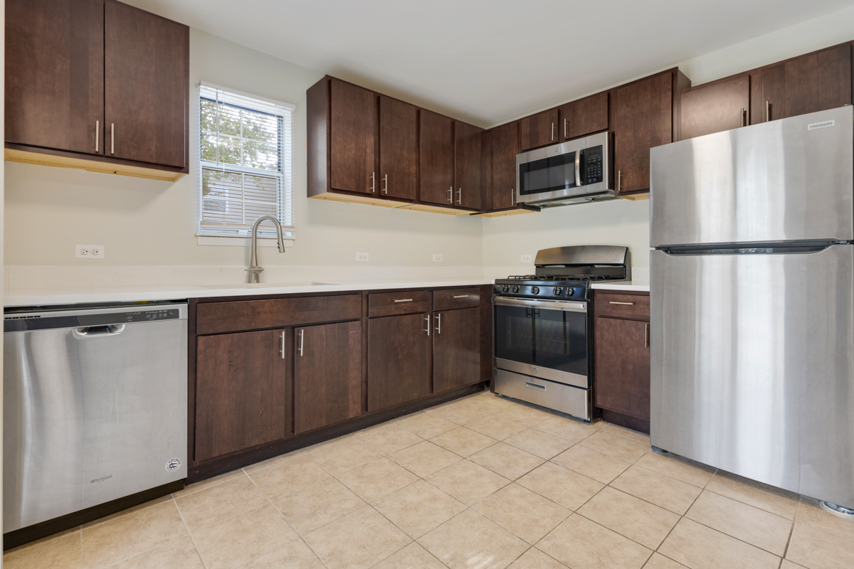 86 Gant Circle, Unit D Streamwood, IL 60107 - Photo 4 of 16 a kitchen with stainless steel appliances a refrigerator and a sink
