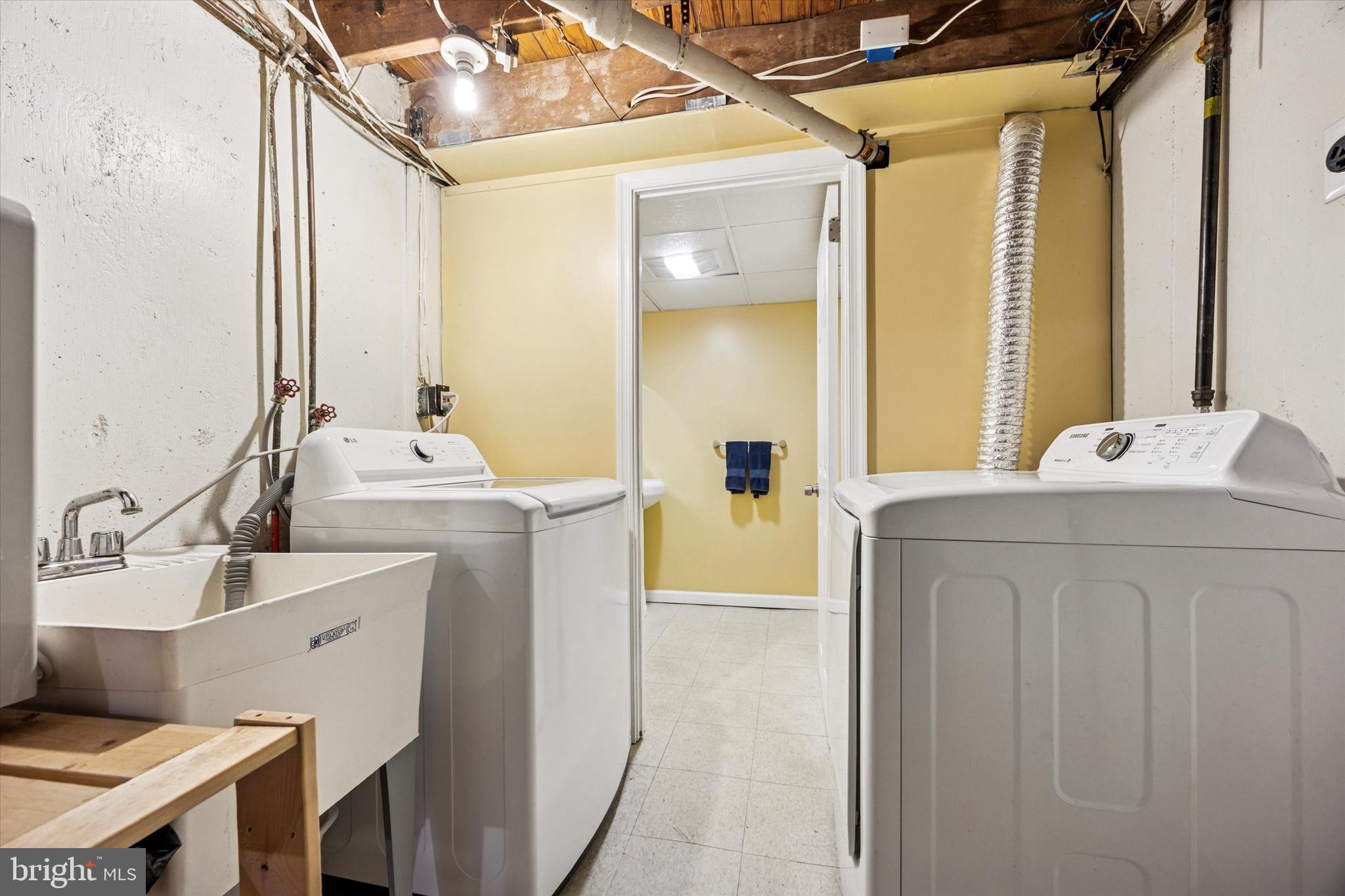 22 Mansfield Road Lansdowne, PA 19050 - Photo 22 of 25 a en suite bathroom with a sink mirror and tub
