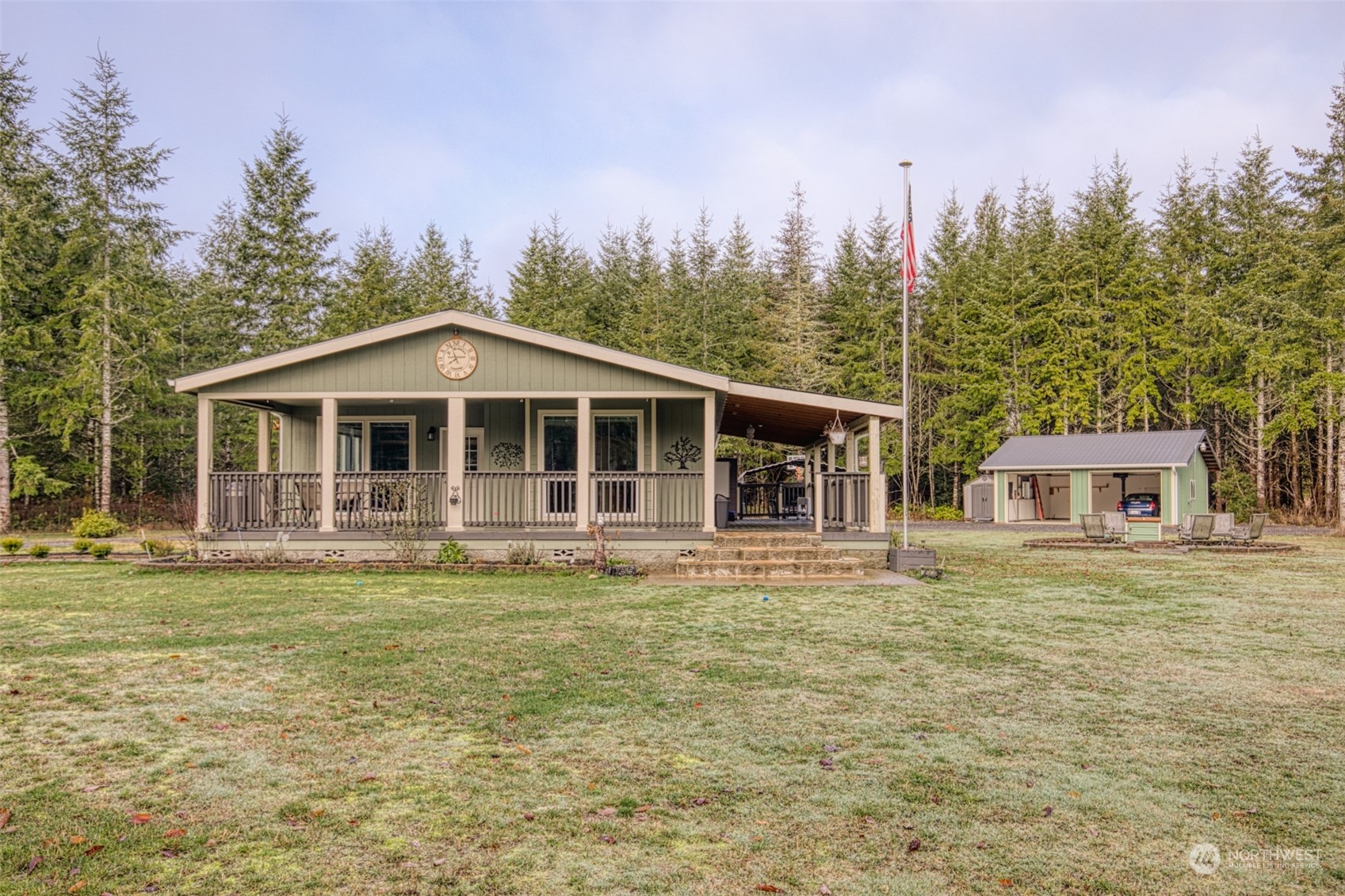 123 South Union Road Elma, WA 98541 - Photo 2 of 30 a front view of a house with a garden