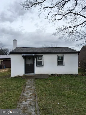 a front view of house with yard
