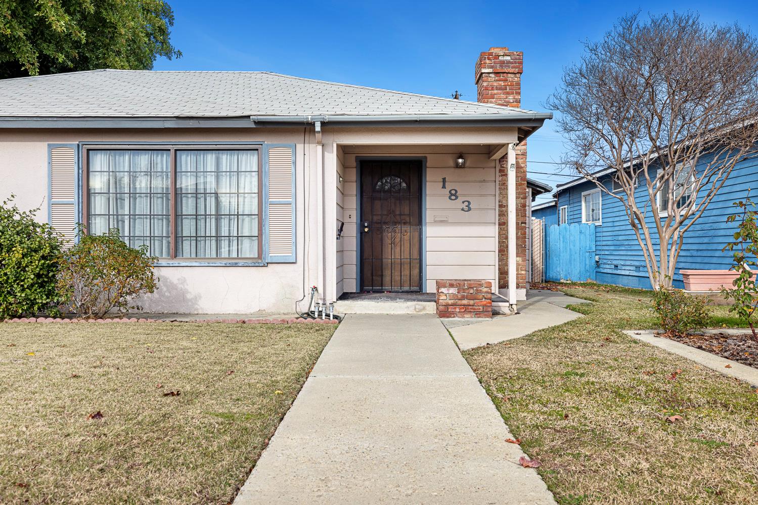 183 Harrison Street Coalinga, CA 93210 - Photo 4 of 45 a front view of a house with a yard