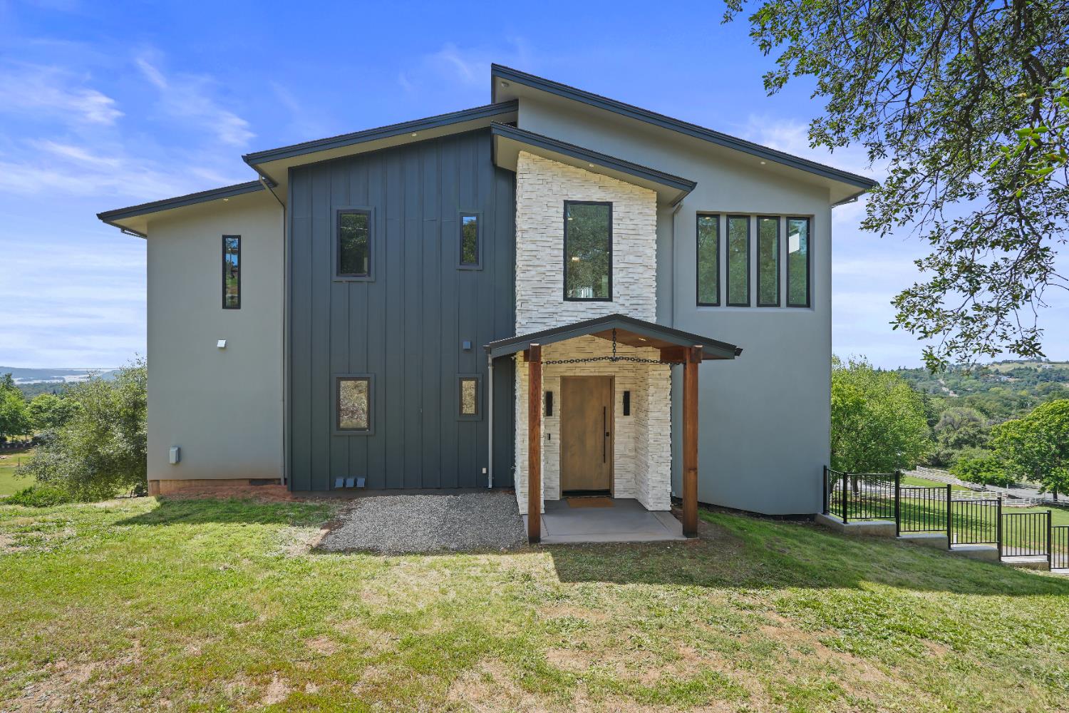 2661 Shirland Tract Road Auburn, CA 95603 - Photo 5 of 87 a front view of a house with a yard