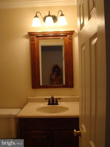 13822 Gilbert Road Woodbridge, VA 22193 - Photo 11 of 28 UPPER HALLWAY BATH