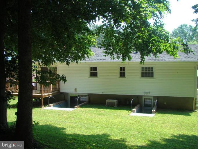 13822 Gilbert Road Woodbridge, VA 22193 - Photo 16 of 28 Large Yard, fenced