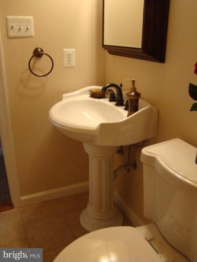 13822 Gilbert Road Woodbridge, VA 22193 - Photo 17 of 28 Bath Lower