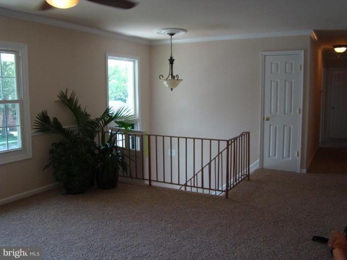 13822 Gilbert Road Woodbridge, VA 22193 - Photo 18 of 28 Living /Entrance