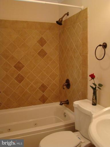 13822 Gilbert Road Woodbridge, VA 22193 - Photo 22 of 28 Whirlpool Tub Jetted Jacuzzi