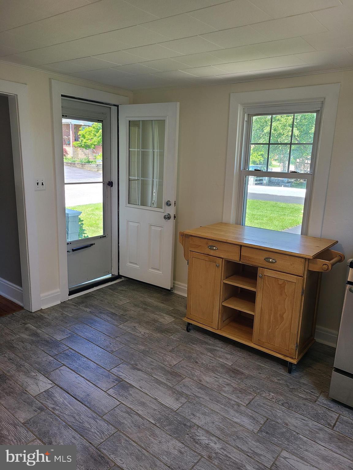 1700 Goodview Road Parkville, MD 21234 - Photo 17 of 50 a room with furniture and a window