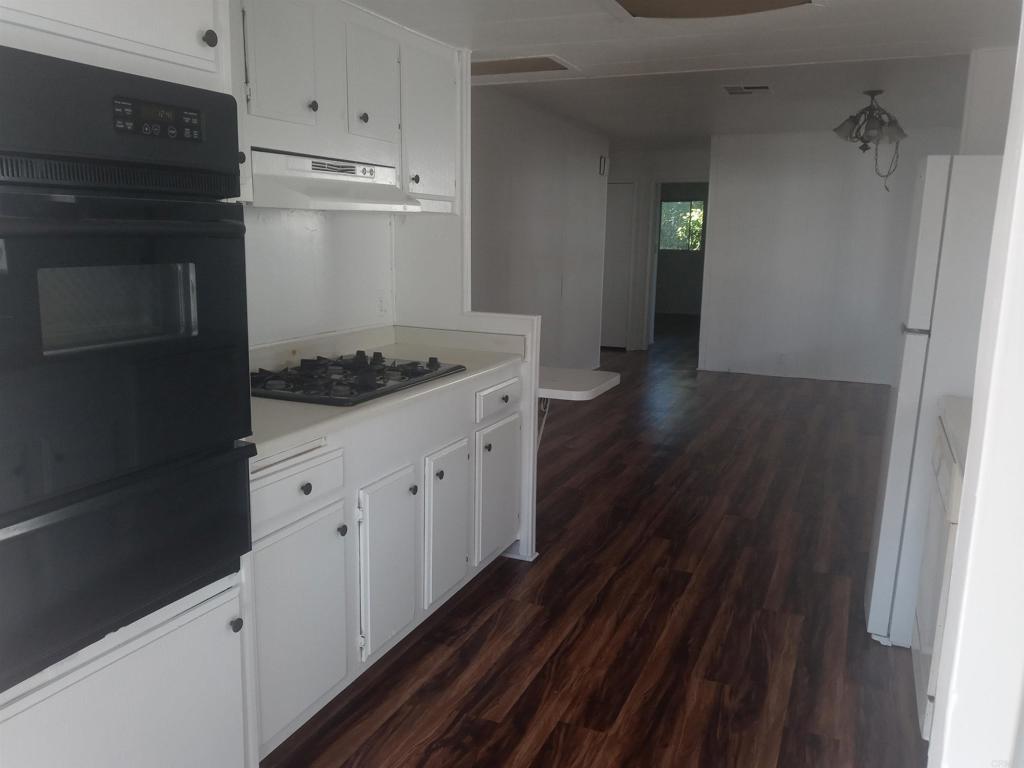 1925 Otay Lakes Road, Unit 82 Chula Vista, CA 91913 - Photo 7 of 26 Kitchen - Family Room