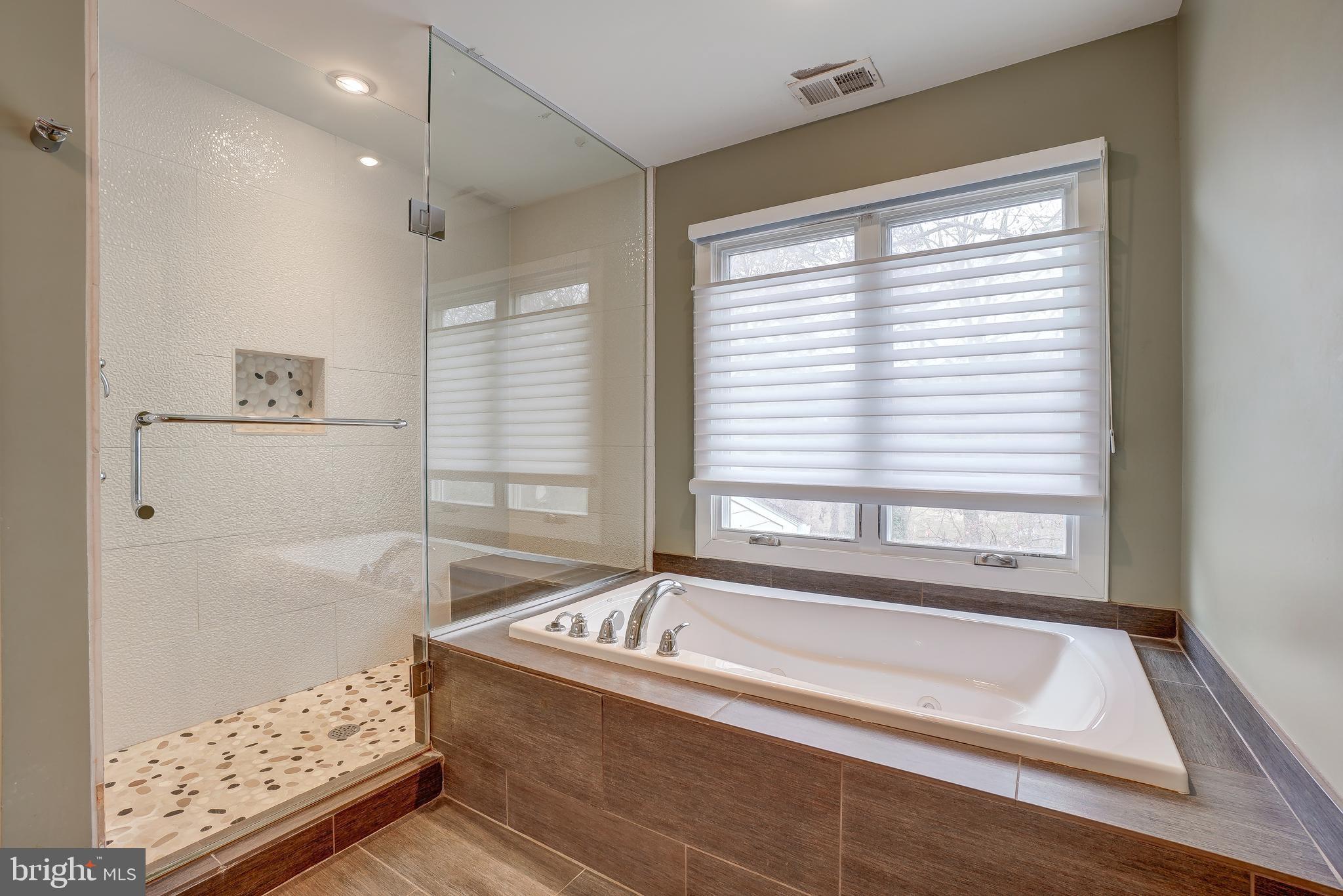 6927 Greentree Road Bethesda, MD 20817 - Photo 22 of 31 Primary Bathroom