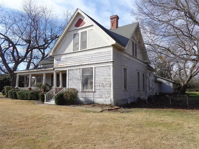 a front view of house with yard