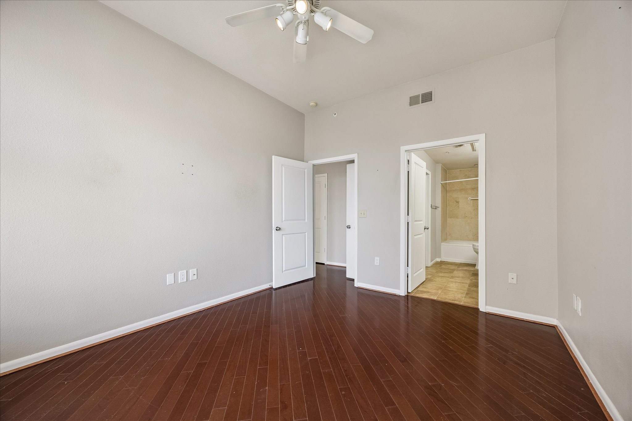 3505 Sage Road, Unit 508 Houston, TX 77056 - Photo 11 of 23 PRIMARY BEDROOM WITH ACCESS TO FULL BATH AND WALK IN CLOSET