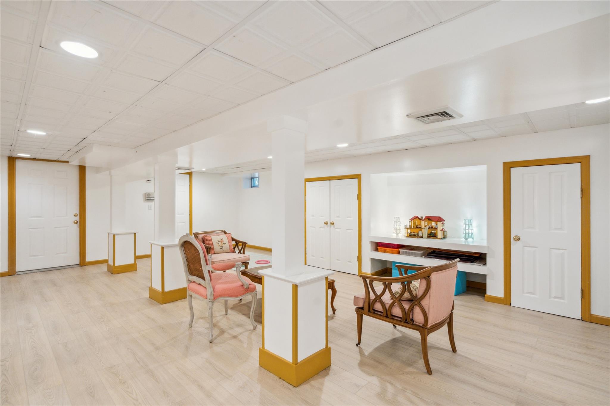 17 The Intervale Roslyn Estates, NY 11577 - Photo 28 of 33 a view of a livingroom with furniture and a dining table