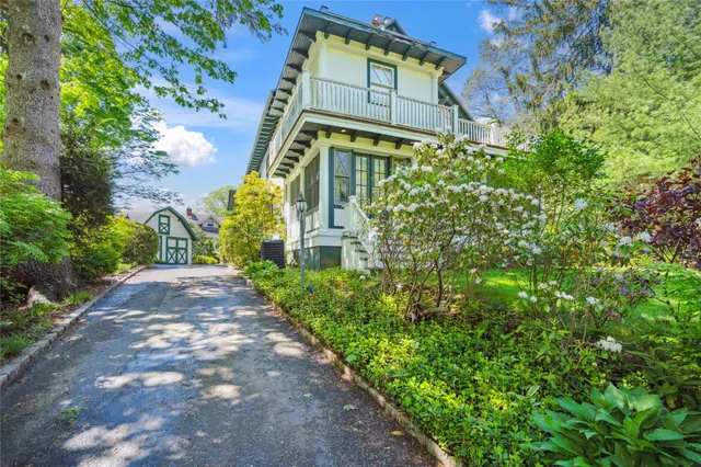 $2,250,000 | 17 The Intervale, Roslyn Estates, NY 11577