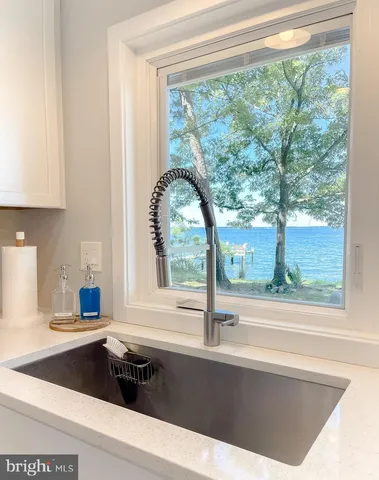 a kitchen sink sitting area with a sink