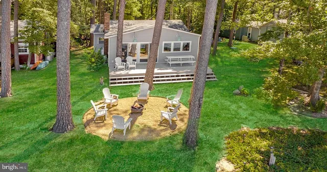 a view of a house with backyard