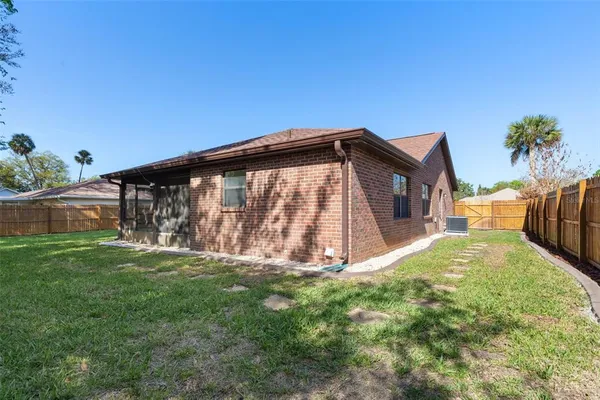 a view of a house with backyard and garden