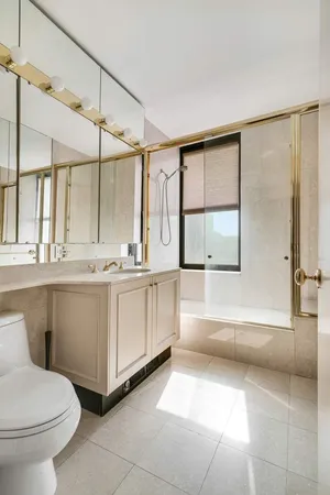 $40,000 | 422 East 72nd Street, Unit 32DE | Lenox Hill