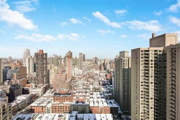 $40,000 | 422 East 72nd Street, Unit 32DE | Lenox Hill