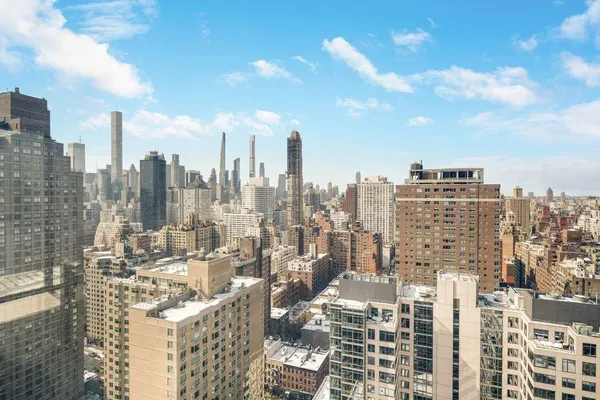 $40,000 | 422 East 72nd Street, Unit 32DE | Lenox Hill