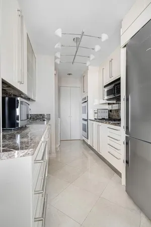 $40,000 | 422 East 72nd Street, Unit 32DE | Lenox Hill