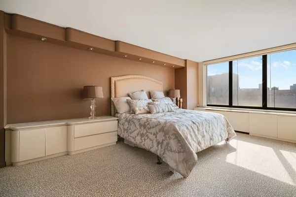 $40,000 | 422 East 72nd Street, Unit 32DE | Lenox Hill