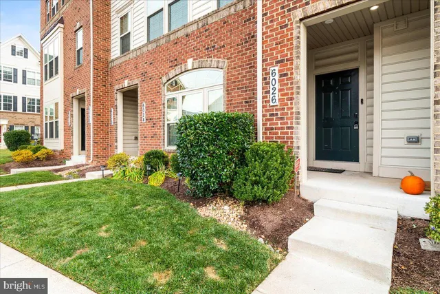 a view of a entrance of the house