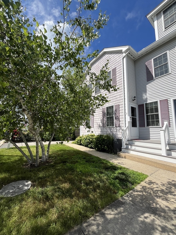 19 Lafayette Road, Unit 3 Ipswich, MA 01938 - Photo 3 of 41 a front view of a house with garden