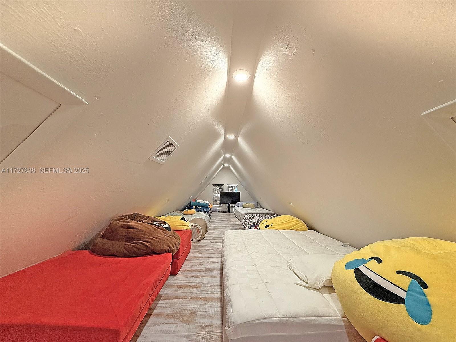 28 Center Lane Key Largo, FL 33037 - Photo 35 of 93 a bedroom with a bed and a lamp