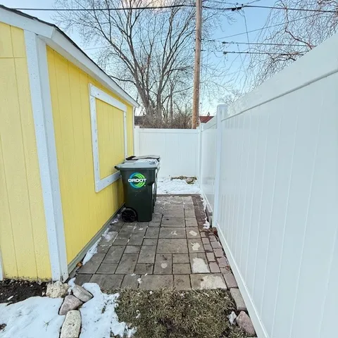 a view of a backyard with pathway