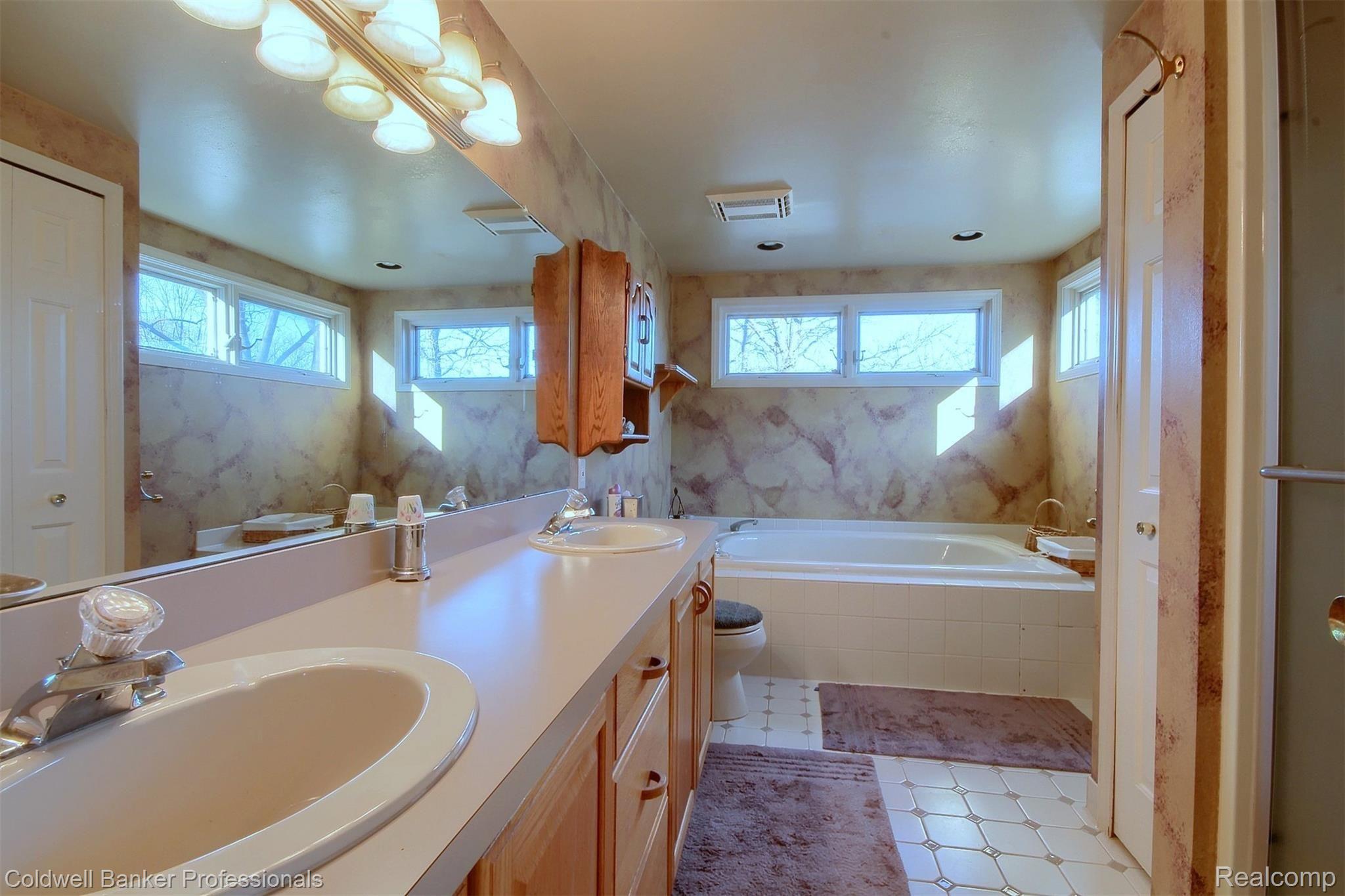 23285 Meridian Road Grosse Ile, MI 48138 - Photo 21 of 53 22-Master Bathroom.jpg