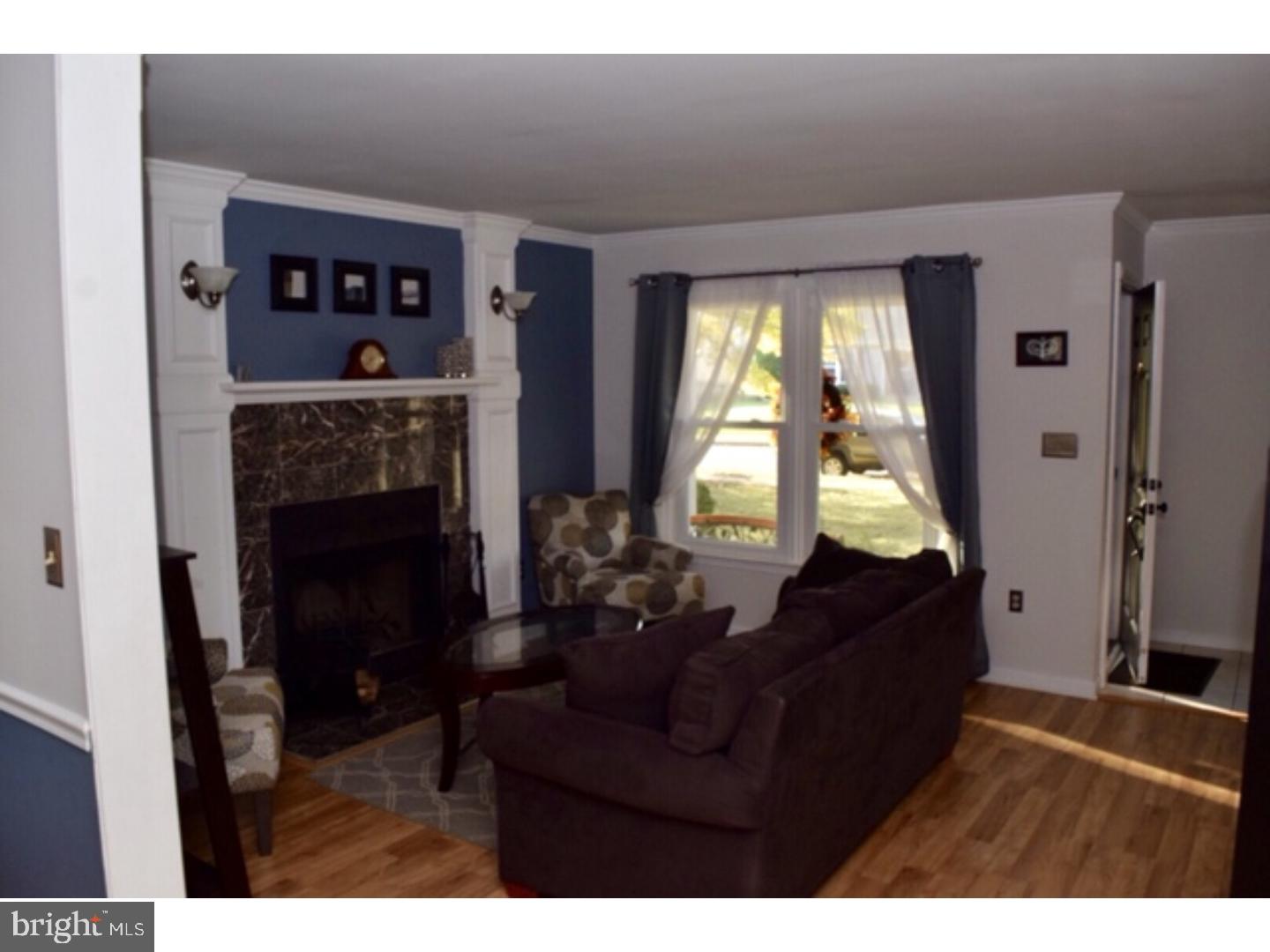 989 Rill Road Reading, PA 19606 - Photo 9 of 19 Living Room