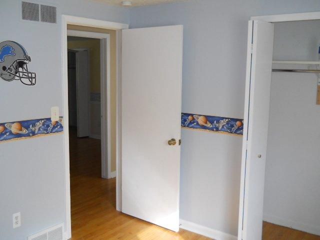 160 Brewster Road Rochester, MI 48309 - Photo 22 of 24 31098180-21.JPG