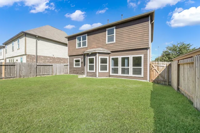 a view of a house with backyard and garden