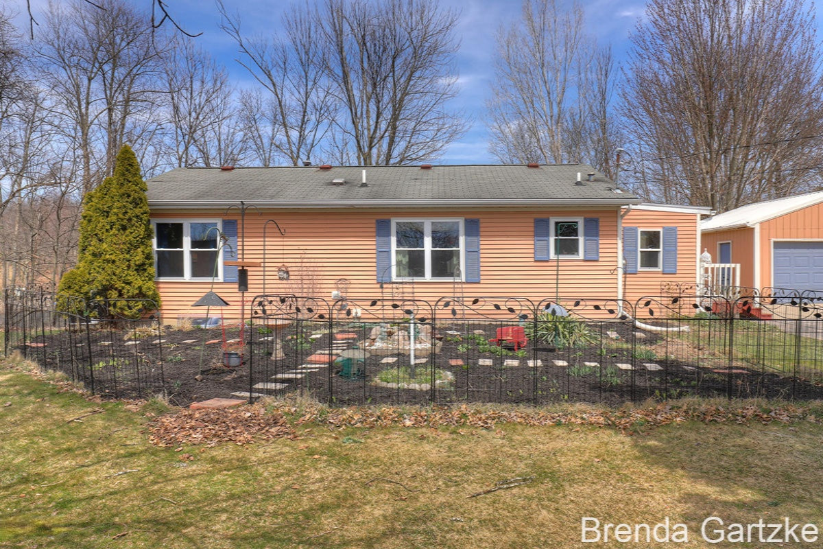 12525 Belding Road Belding, MI 48809 - Photo 3 of 39 IMG_8396