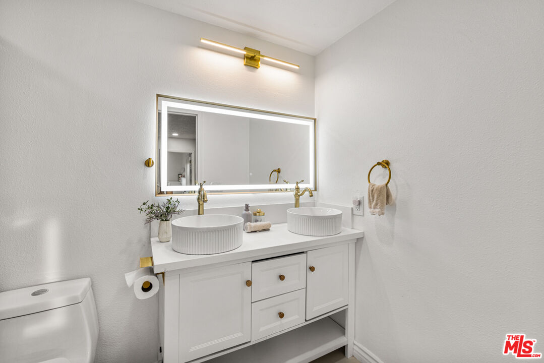 2313 Rynerson Court Simi Valley, CA 93065 - Photo 33 of 45 a bathroom with a double vanity sink and a mirror