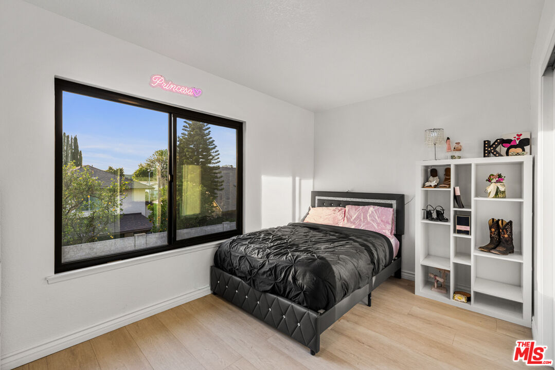 2313 Rynerson Court Simi Valley, CA 93065 - Photo 35 of 45 a bedroom with a large bed and a window