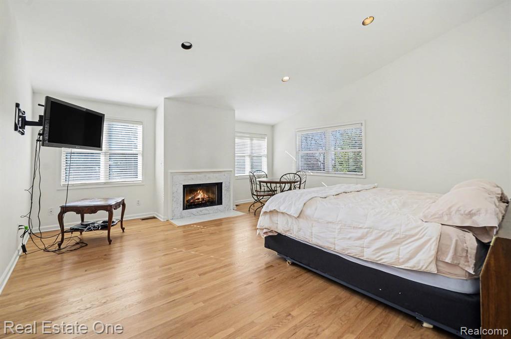 5840 Inkster Road West Bloomfield, MI 48323 - Photo 26 of 47