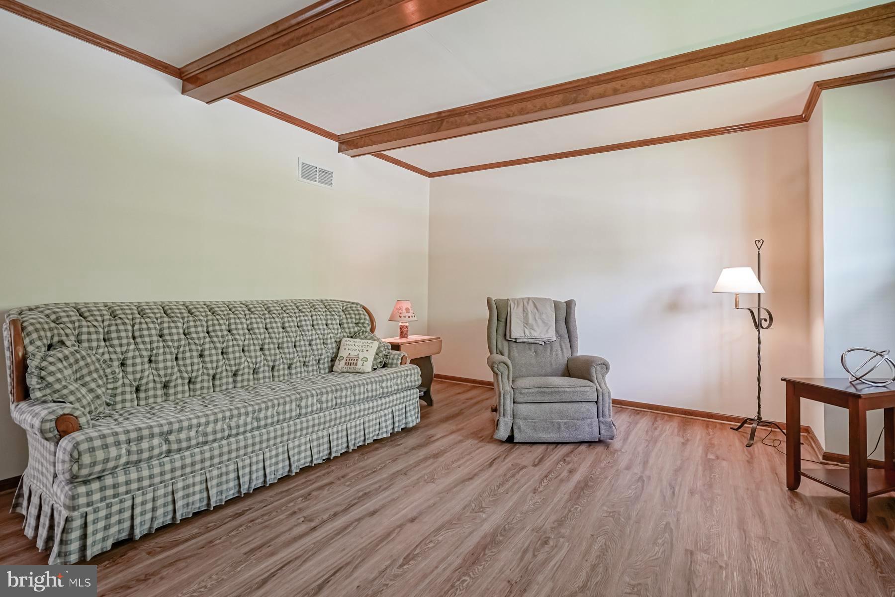 91 Rutgers Road Pennsville, NJ 08070 - Photo 5 of 41 14x17 Living room with exposed beams