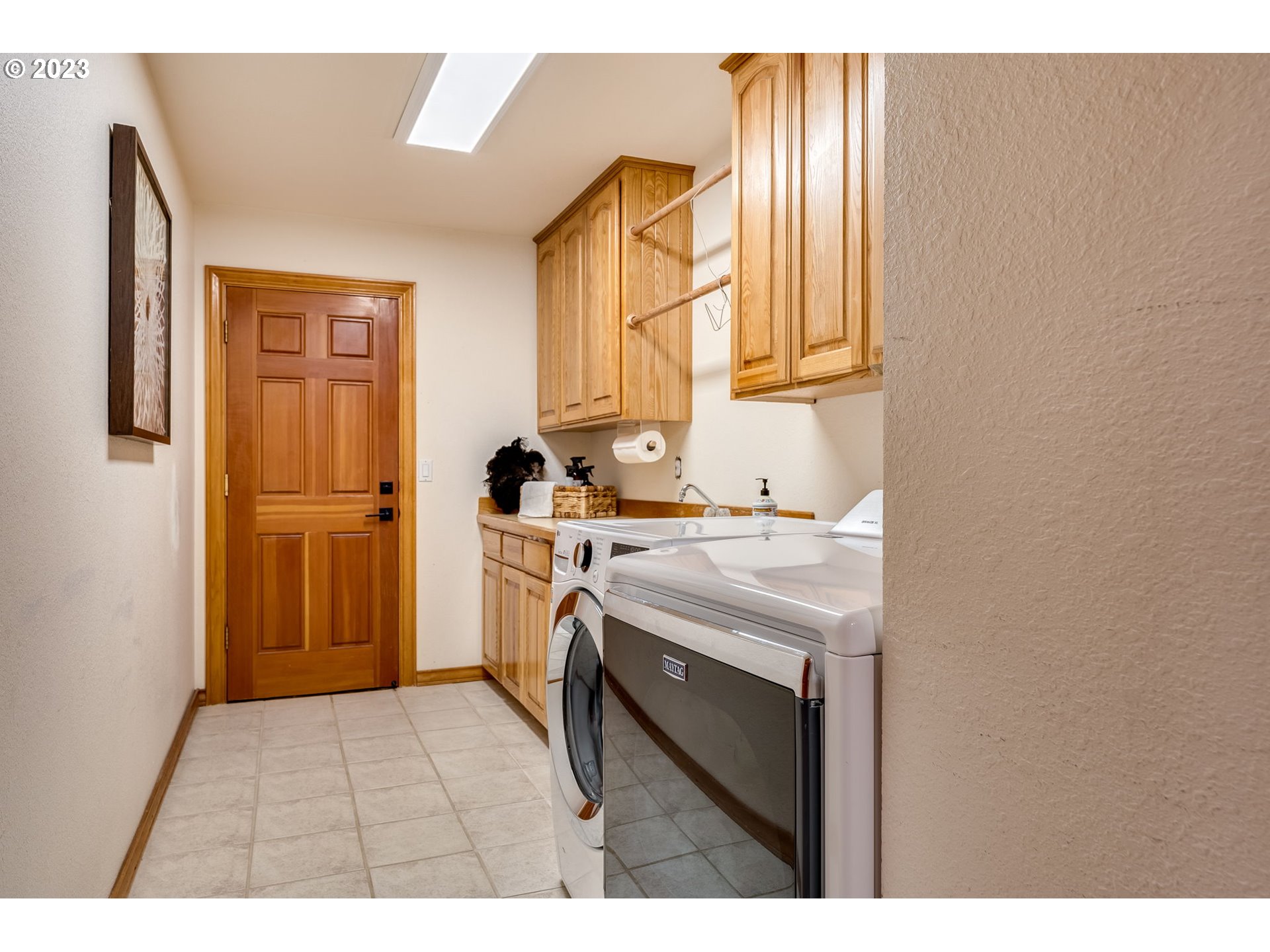 3200 Northeast Jackson Rd Loop Hillsboro, OR 97124 - Photo 23 of 37 a kitchen that has a sink and a stove